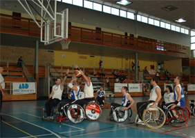 rámci memoriálu MUDr. V. Knapka pořádala mezinárodní turnaje META Hrabyně. Od roku 1996 celý memoriál včetně basketbalového turnaje organizuje Fakulta tělesné kultury Univerzity Palackého v Olomouci.