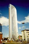 Budova Komerční banky (Commerzbank) ve Frankfurtu nad Mohanem (obr. 3) vysoká 299 m je založena na 111 pilotách o průměru 1,5 a 1,8 m, sahajících do hloubky 38 až 46 m.