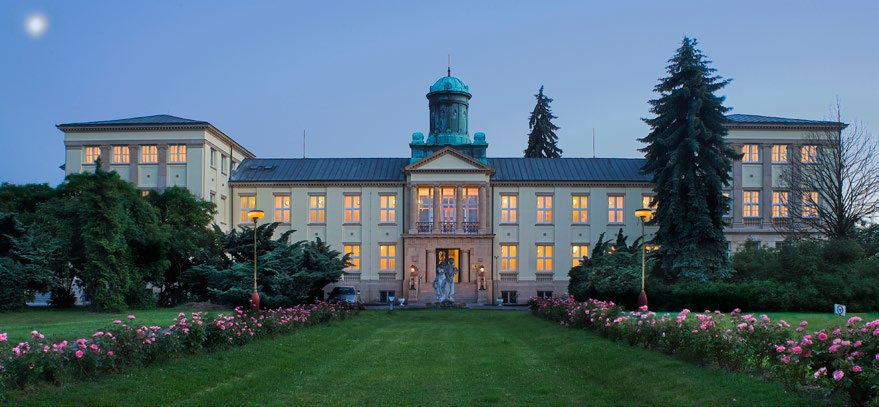 LÁZEŇSKÉ HOTELY Hotel Zámeček**** Hotel Zámeček vyniká svojí unikátní architekturou a okolním prostředím lužního lesoparku v blízkosti řeky Labe i centra Poděbrad.