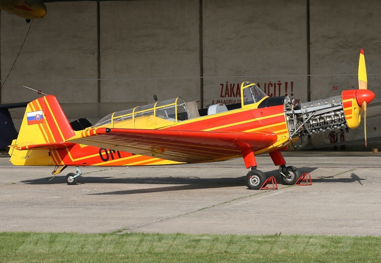 Letoun je vybaven motorem Avia M137A a pevnou dřevěnou vrtulí Z42 v cestovním nebo vlečném provedení. Obr.