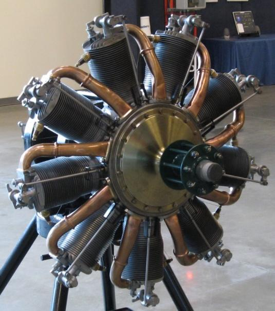 HISTORICKÝ VÝVOJ LETADLOVÉHO HVĚZDICOVÉHO MOTORU Prvním typem letadlového hvězdicového motoru byl motor rotační. Jednalo se o motor s válci uspořádanými do hvězdice kolem klikové hřídele.
