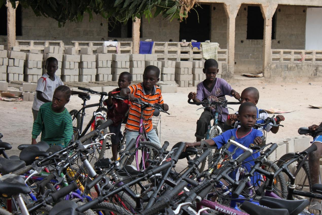 KPA a Gambie 2011 první cesta do Gambie Vznik organizace Bikes for African school Letos do Gambie dovezeno 351 kol Uspořádán týdenní workshop sepisování kol Spolupráce s Gambijským Ministerstev