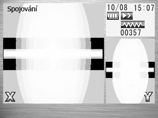 Vlákna jsou nastavena s mezerou asi 30 µm mezi konci. Je zkontrolován posun os a stav zalomení vlákna.