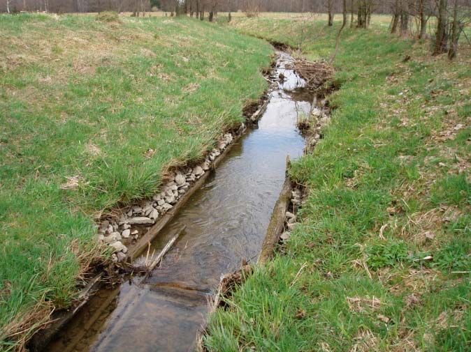 zamokren ené revitalizacní úpravy (1997-1998): 783 m - trasa koryta nezmenena, na, tunt unky a jízky, j zahloubení až