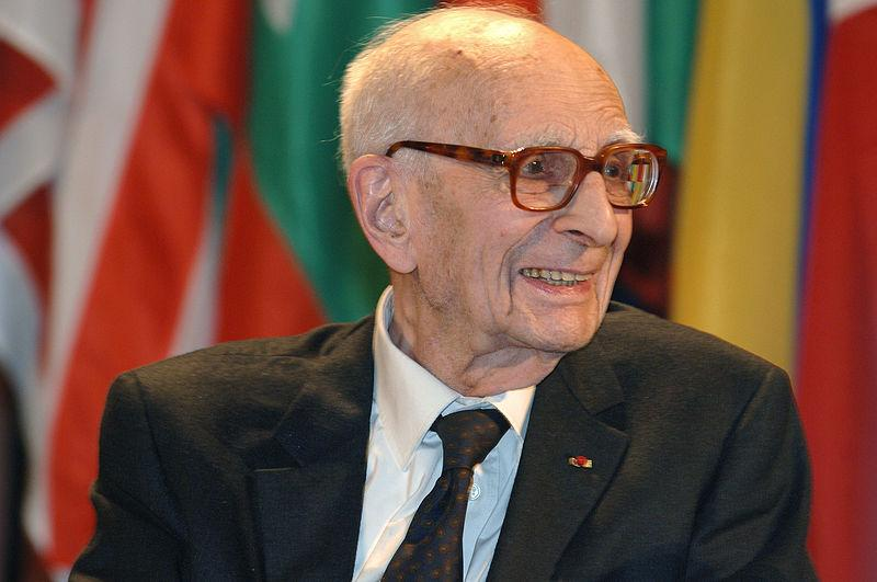 Claude Lévi-Strauss (1908-2009) výzkum indiánů v Brazílii francouzská sociální antropologie etnografie a etnologie tři okruhy výzkumů příbuzenské systémy folktaxonomie mytologické systémy systémový