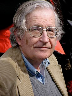 Avram Noam Chomsky (*1928) kritika Skinnerova díla Verbální myšlení (1959) vytváření řeči a porozumění řeči nemůže být redukováno na soubor