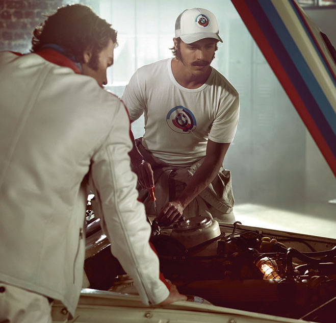 Klasická pětipanelová kšiltovka v trucker stylu s vložkami ze síťoviny a propracovaným vyšívaným znakem s historickým logem BMW Motorsport. Materiál: polyester.