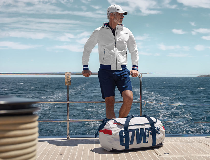 BMW LIFESTYLE I BMW YACHTSPORT KOLEKCE BMW Yachtsport Jacket, dámská a pánská. Bunda typu bomber s tmavě modrým lemem a ozdobnými pruhy na límci a rukávech. Kontrastní zipy v tmavě modré barvě.