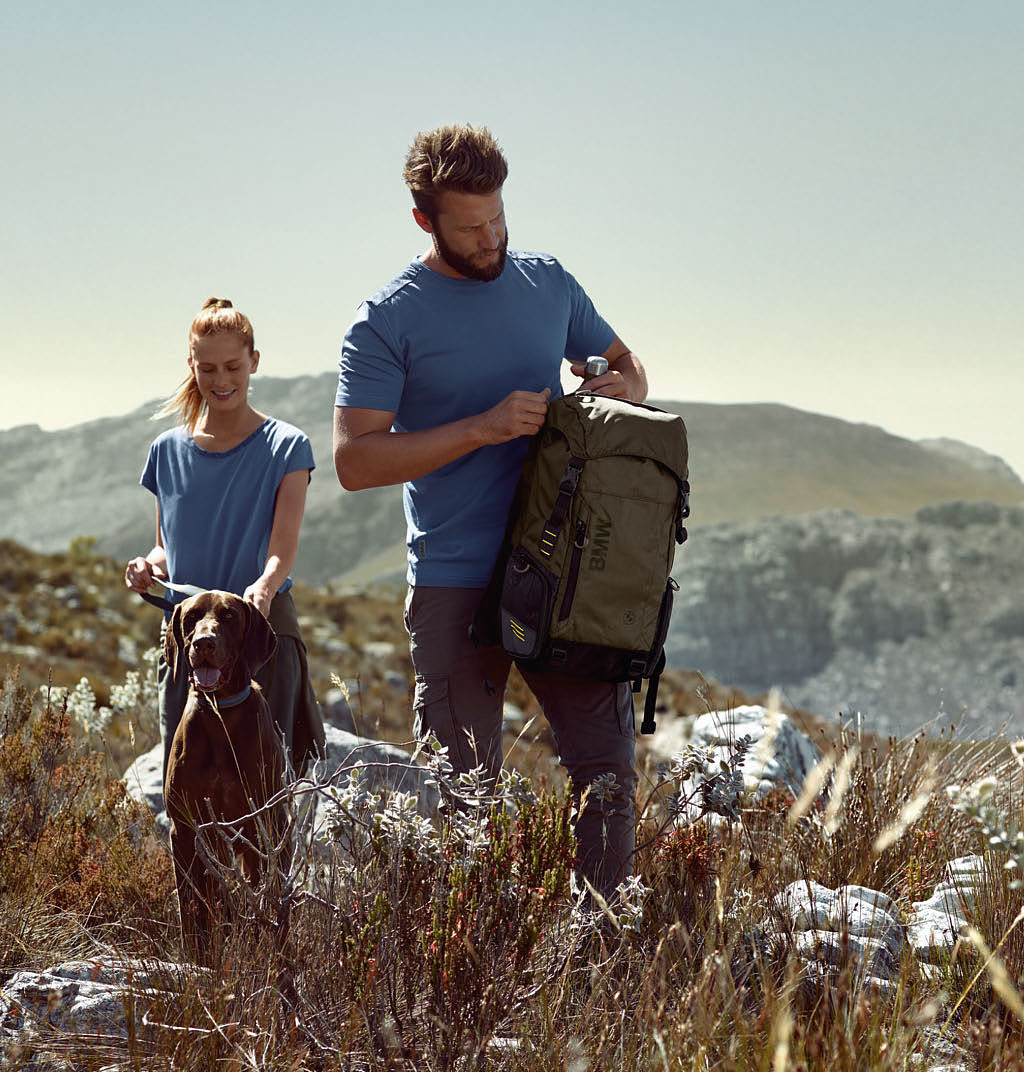 BMW LIFESTYLE I BMW ACTIVE BMW Active Drinks Bottle. Lehká sportovní láhev na nápoje s výjimečným designem. Laserem gravírované logo BMW na uzávěru a tištěný nápis BMW na boku.