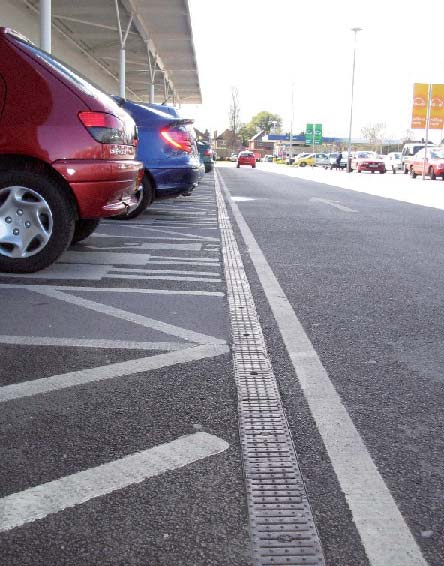 zóny, podélné odvodnění silnic a lehké výrobní provozy. Žlaby -PARKING se vyrábí v šířce 100 mm s vestavěným spádem a výškách 100, 160, 195, 245 a 295 s rovným dnem.