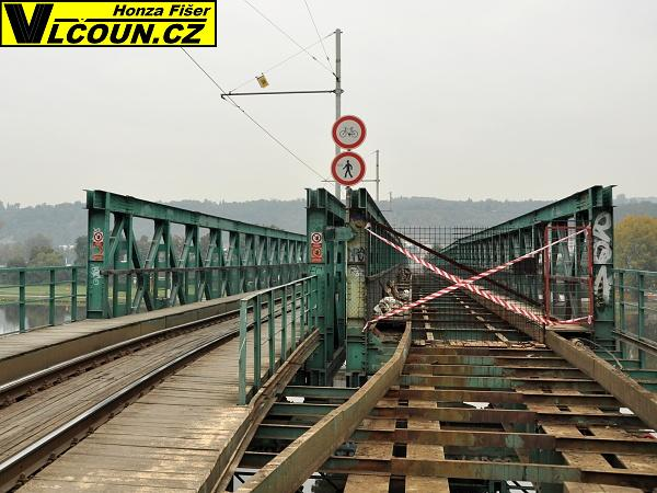 PRAHA - Po 32 letech byl v pondělí 7. říj slavnostně ukončen provoz provizorního tramvajového mostu přes Vltavu mezi Holešovicemi a Trojou v Praze.