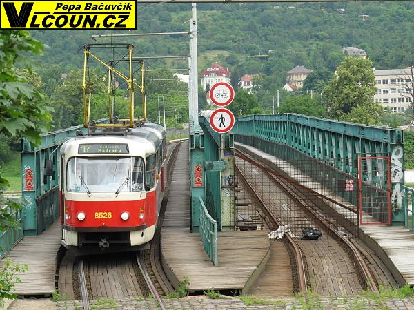 Jednokolejný provoz provizorním tramvajovém mostě. 29. červ 2013. tramvajové ikvůli demontáž pokračující dopravy Rámusáku, výstavbě v úseku tak městského došlo Nádraží odzajišťuje 7.