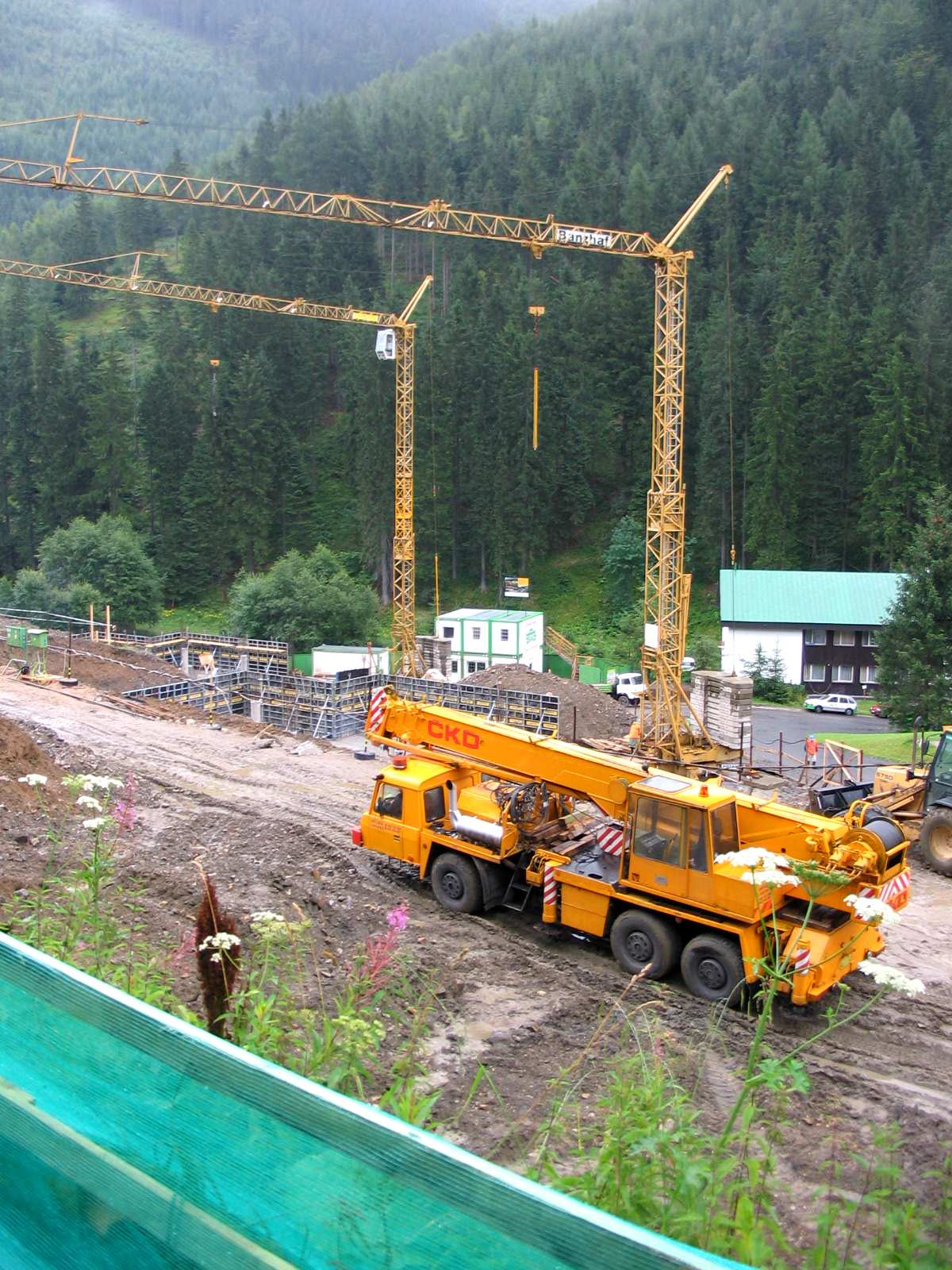 včetně návštěvníků, a zvýšeným tlakem na krajinu v okolí lidských sídel.