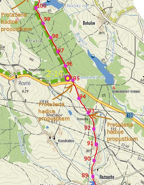 7 by se dál na křižovatku, kde by se odbočilo do leva na silnici třetí třídy a jelo by se dále směr Rozsochy.Přibližně uprostřed cesty mezi křižovatkou a obcí by bylo další stanoviště záložního sboru.