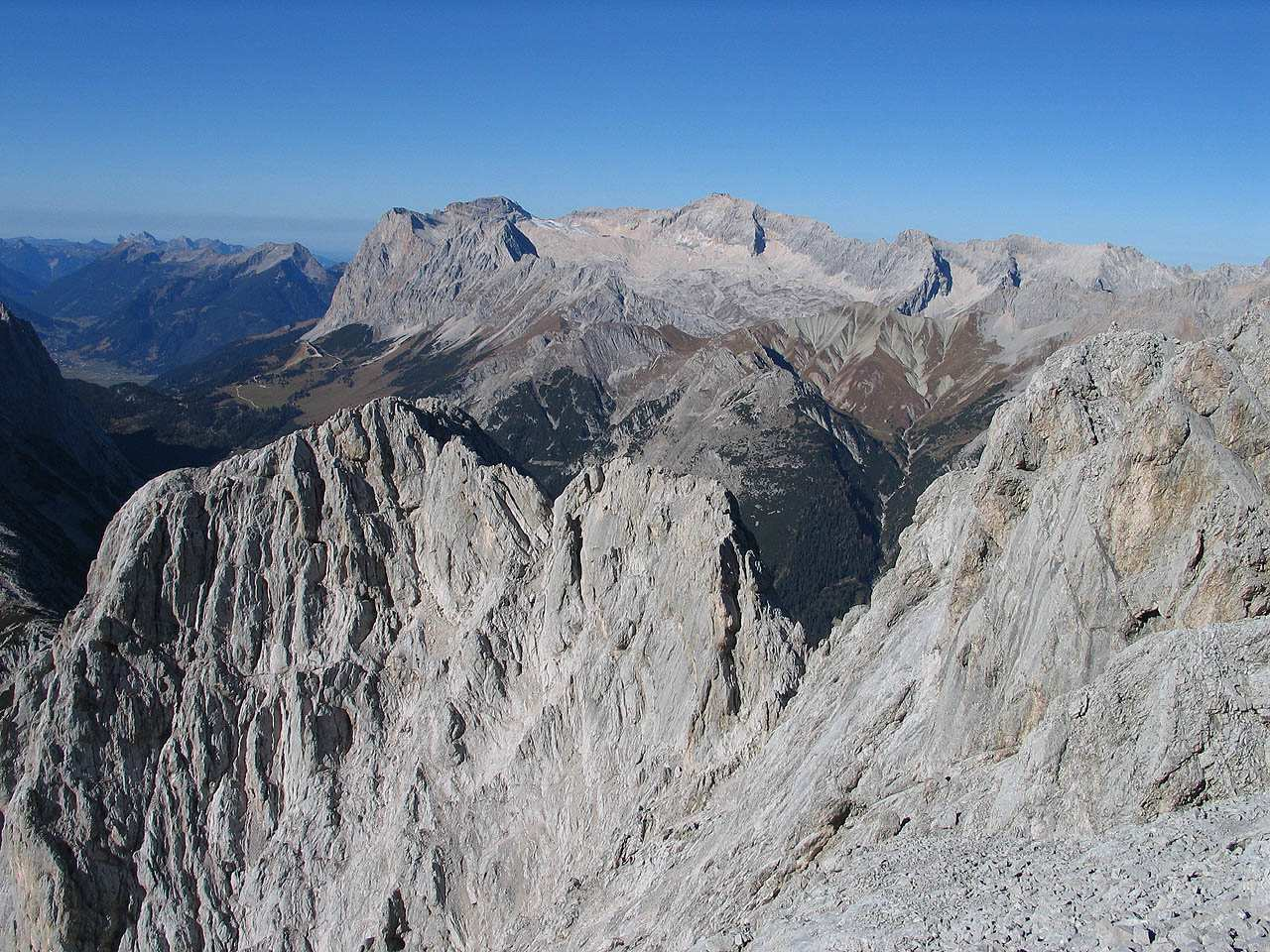 Typické ledovcové útvary Arety - ostré skalní srázy obklopující