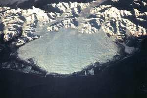 Ledovec Dle rozsahu a tvaru - piedmontní ledovce (úpatní) vznikají spojením