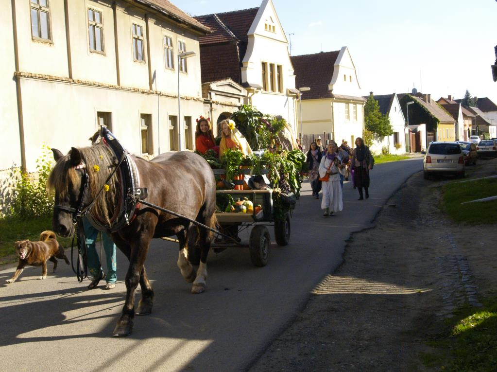 V průběhu roku slavíme narozeniny každého z nás a různé svátky, jako jsou Vánoce, Velikonoce, Masopust, Díkůvzdání a mnoho