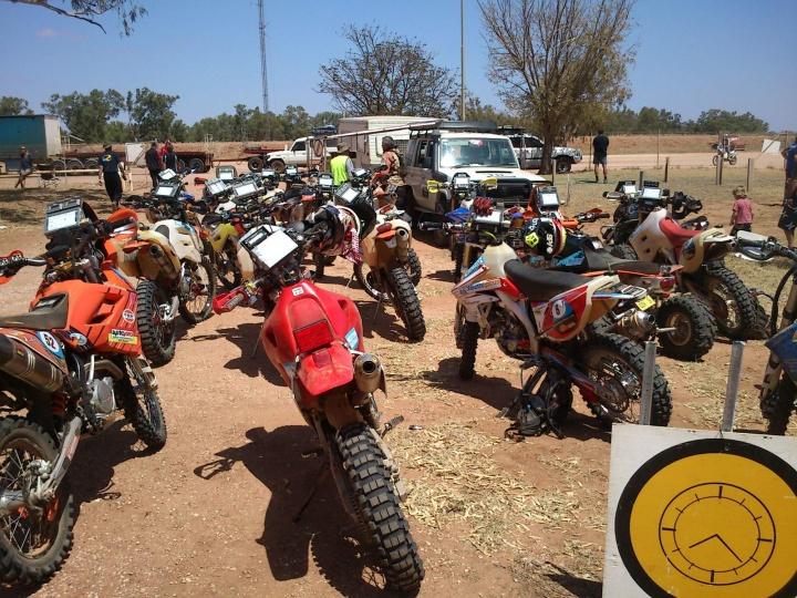 Do letošního ročníku se aregistrovalo 77 ávodních posádek, toho 44 motorek, 5 čtyřkolek, 3 side by side a 25 automobilů.