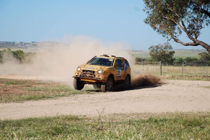 Letošní Australasian Safari dokončilo 49 ávodních posádek - 27 motorek, všech 5 čtyřkolek, 2 side by side a 15 automobilů.