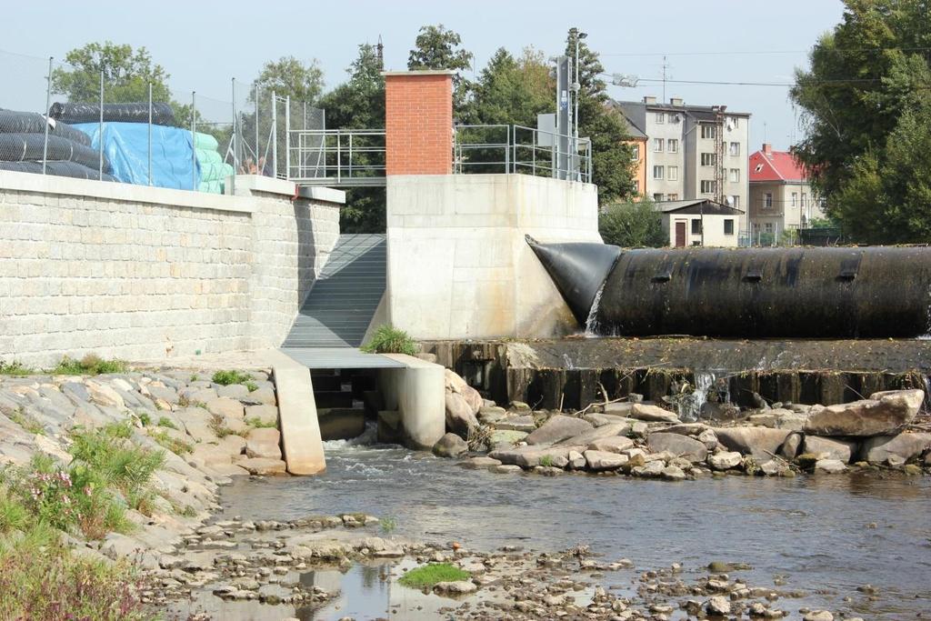 také určeno ocelové přístavní molo z pororoštů o velikosti 1 x 6 m, které je připevněno 0,2 m nad provozní hladinou k tělesu RP.