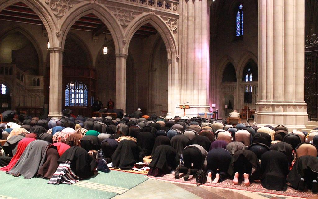 Washingtonská gotická katedrála uspořádla muslimské modlitby. Globalistické peklo v akci. Média tak nově mění taktiku.