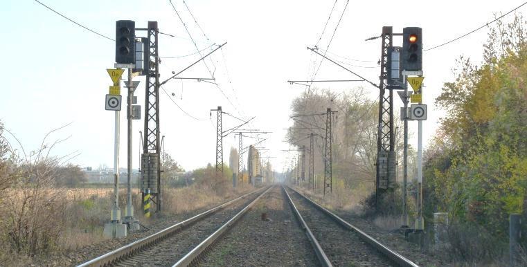 Výstraha ). O faktu, že se jedná o poslední návěstidlo autobloku, informuje i bílá tabulka s černým středem bílým a černým mezikružím.