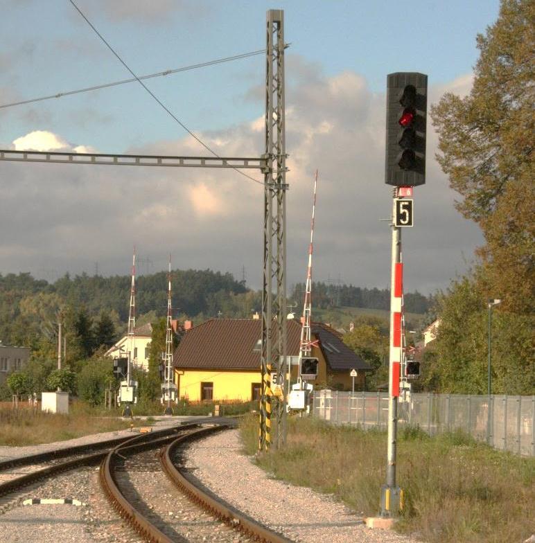 Tabulka má podklad černý (předvěst nesignalizuje žádnou návěst zakazující jízdu). Odjezdová návěstidla se standardně označují LY nebo SY, kde na pozici Y je číslo staniční koleje, pro kterou platí.