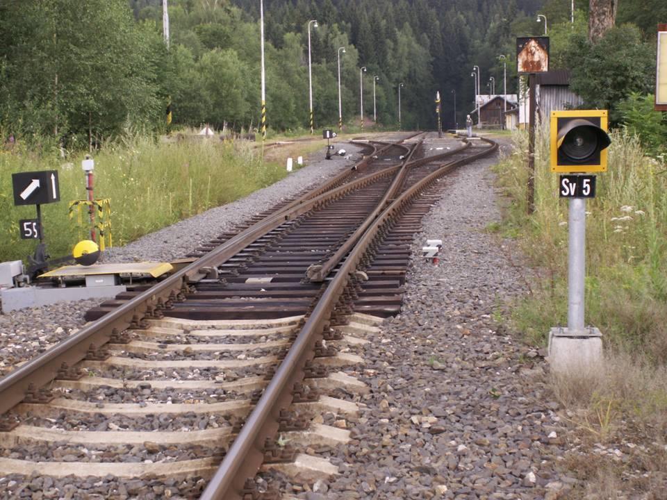 Situace při křižování v žst. Zimní Lhota: Hranice dopravny. Sešitový jízdní řád stanovuje, že vlak 28106 vjede jako první.