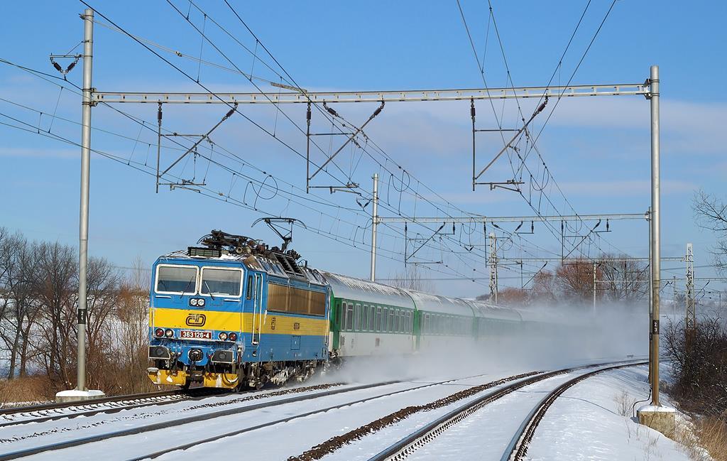 Rychlík 674 v úseku se třemi traťovými kolejemi mezi Poříčany a Prahou.