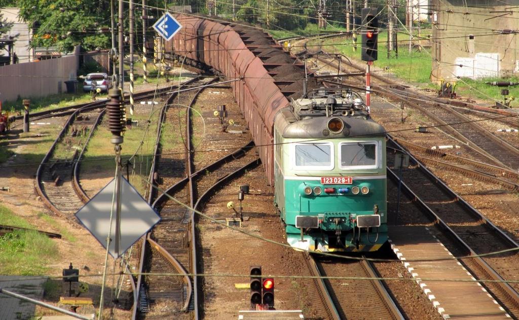 Vlaky nákladní dopravy Vlaky nákladní dopravy jsou vlaky určené pro dopravu ložených nebo prázdných nákladních vozů, popř.