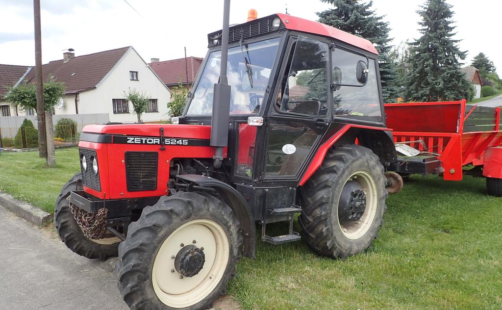 Traktor Zetor 5245, r.v. 1988, od roku 2014 má jméno Matouš, motor -vznětový vodou chlazený tříválec, výkon 33 kw. Koupen v roce 2010 na inzerát za 240.000,- Kč.