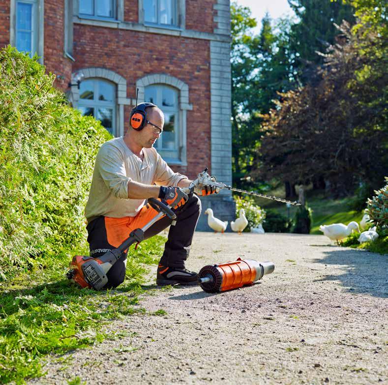 32 KOMBINOVANÉ STROJE CELODENNÍ POUŽITÍ Odolné stroje, které si poradí s náročnými podmínkami při profesionálním použití. Vynikající výkon a vyvážení pro produktivní práci s minimální námahou.