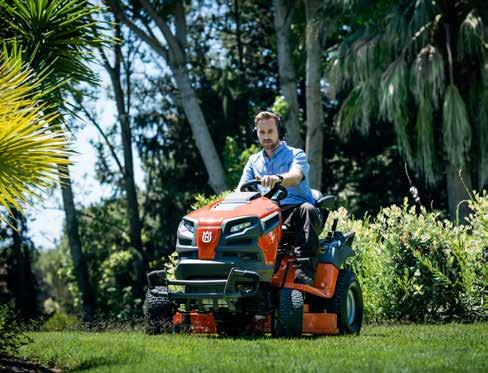 Naše řada 200 představuje dobře vybavené traktory s malým poloměrem otáčení, s vyztuženým žacím ústrojím a elektrickou spojkou nožů, které umožňují výbornou ovladatelnost, snadnější a