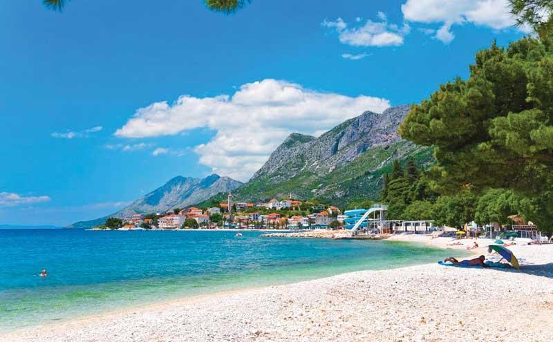 Hotel PINIA Gradač hotel se nachází přímo u pláže na okraji Gradače pokoje jsou s balkonem, vybaveny ledničkou, SAT-TV a klimatizací některé pokoje