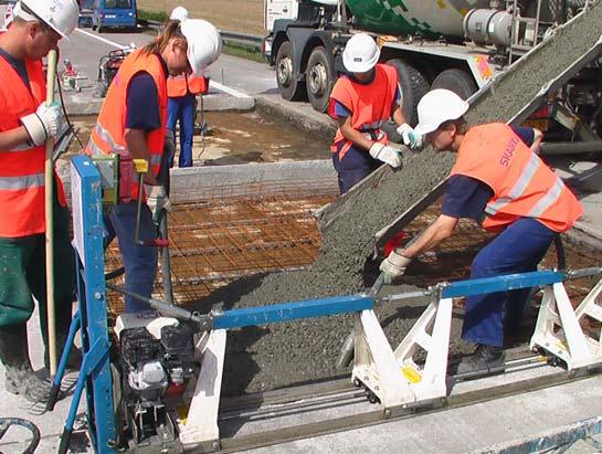 fotografie: Vybourání starých betonových desek Betonáž jednotlivých nových desek technické normy a předpisy: [1] ČSN 73 6123-1 Stavba vozovek Cementobetonové kryty Část 1: Provádění a kontrola