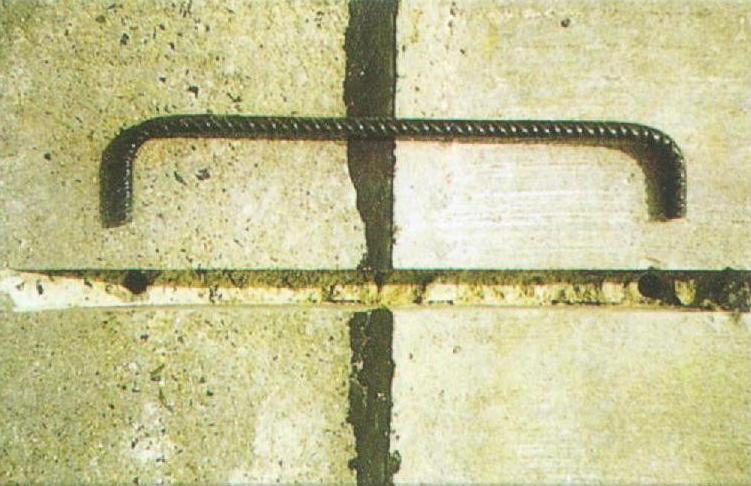 schéma: Detail kotvení profilovanou ocelí se zahnutými konci (d = 20