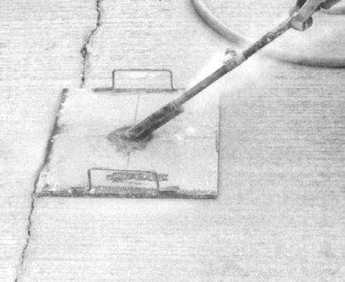 schéma: Detail kotvení šikmo uloženou profilovanou ocelí (d = 20 mm, l = 350 mm při tloušťce desky 26 cm) fotografie: Průběh vrtání kotevních otvorů přes nástavec udávající úhel vrtu Doplnění vrtů