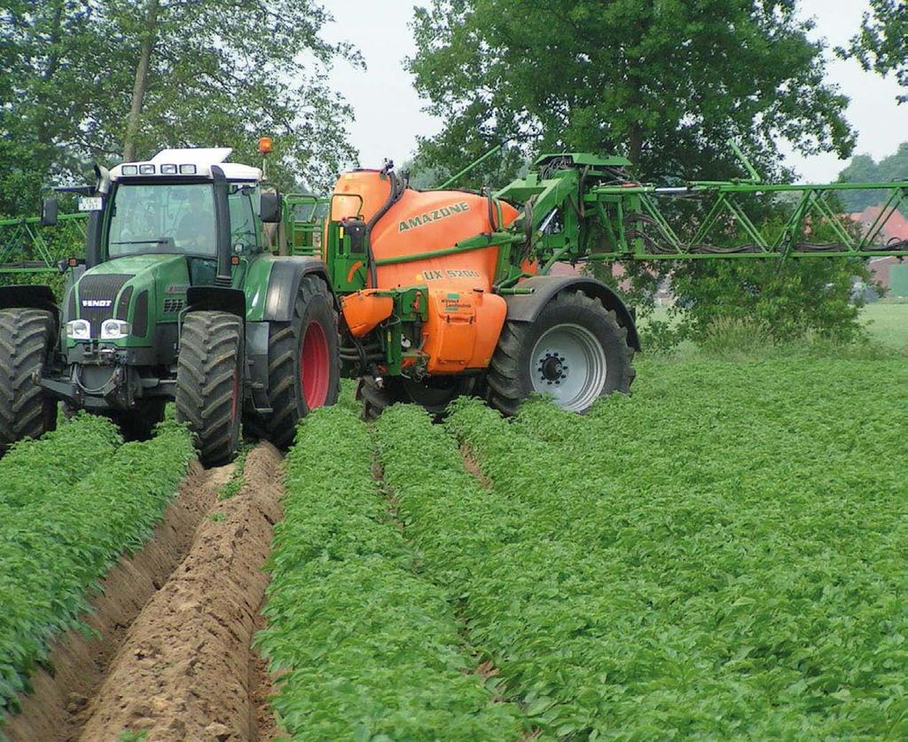 UX Special/Super/11200 Systémy řízení pro jakékoliv použití Pokud kola při práci na poli zabočují, energie spojená s řízením se na ramena téměř nepřenáší.