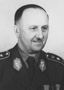 V letech 1924 1932 byl velitelem spojovací čety a velitelem baterie a pobočníkem náhradního oddílu u dělostřeleckého pluku v Žilině, kde dosáhl hodnosti kapitána.