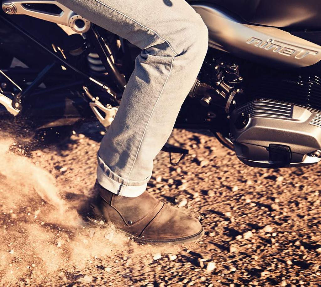 okolností, ať už se pohybujete na motocyklu nebo po svých. Pro použití na okruhu jsou skvělou volbou nové kožené boty SportDry.