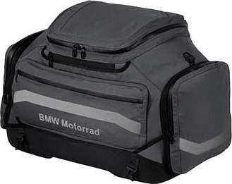 BMW Motorrad Tmavě šedá Dark Blau MALÝ SOFTBAG Zadní brašna z pružného materiálu Objem lze zvýšit z přibližně 30 na 35 litrů Vodotěsná hlavní kapsa, čtyři voděodolné vnější kapsy Povrchová úprava