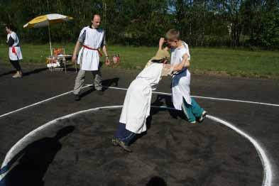 Zápasníci v zápalu boje a jejich sudí. Ivana Jansenová, maminka Terezky z Jinonické waldorfské školy 1.