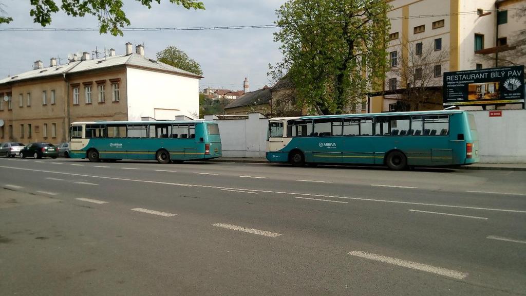 Obrázek 7 Současný způsob odstavování autobusů (foto autor) Ve směru k ulici Pražská lze odbočit vlevo pouze z nejzadnějšího stání (stání 3).