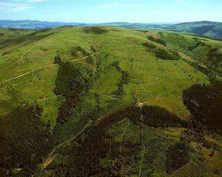 nejsevernější tisícovka ČR plochý kupovitý dvojvrchol se zbytky zarovnaného povrchu východní vrchol