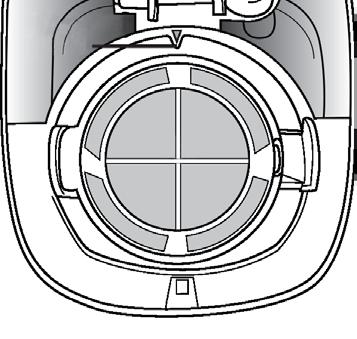 Umístěte do držáku filtru odnímatelný košík filtru tak, aby rukojeť zapadla do výřezu na levé straně držáku filtru a menší výřez vyplnil trojúhelník na vrchu držáku filtru. 5.