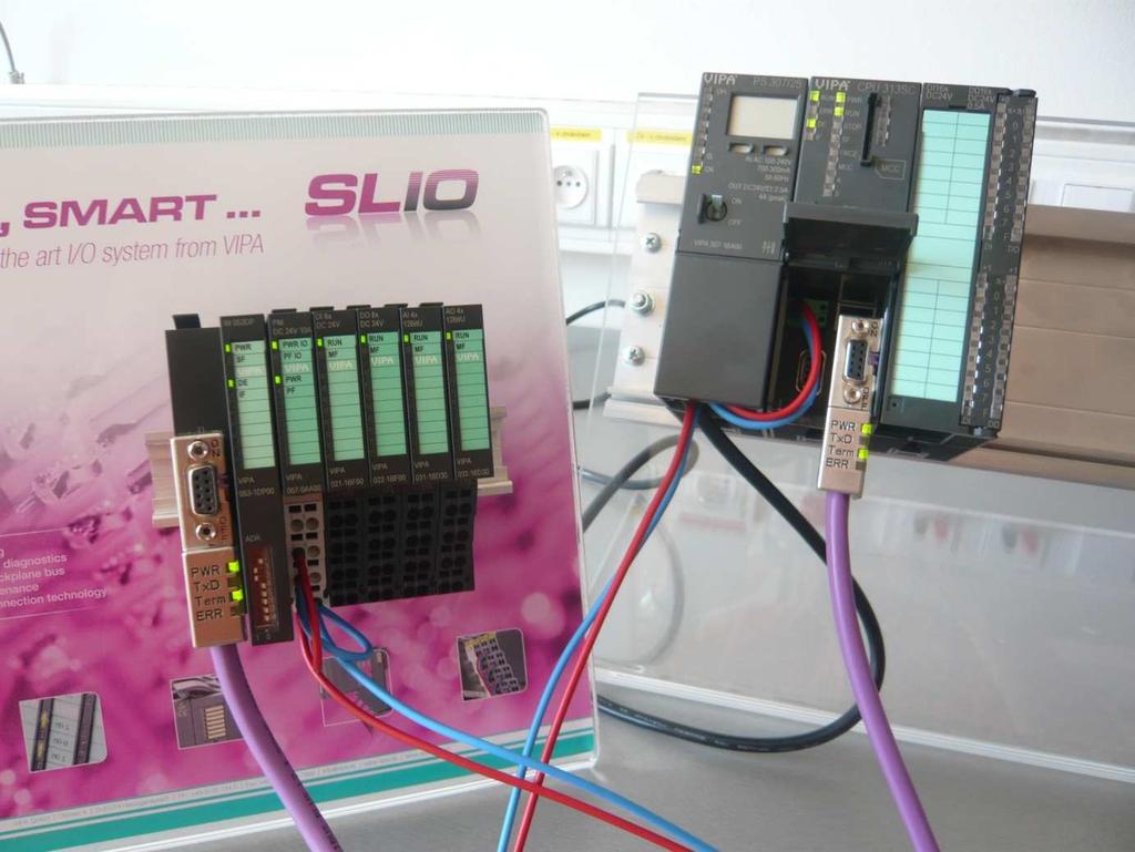 Nakonec systém SLIO spojte pomocí Profibus kabelu s Profibasovým konektorem na CPU. Doporučujeme použít konektory VIPA s diagnostikou.