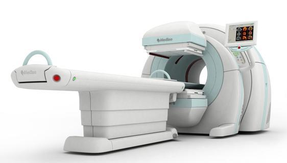 peritumorální za 2 až 4 hodiny. K pomalejšímu zobrazení dochází u žen v menopauze a s velkými prsy. Po zobrazení sentinelové uzliny se její lokalizace vyznačí na kůži dermatofixem [9].