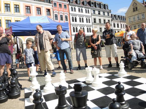 Připravené šachovnice byly bez přestávky v obležení veřejnosti, uskutečnil se bleskový turnaj, řešitelská soutěž a také byl přes