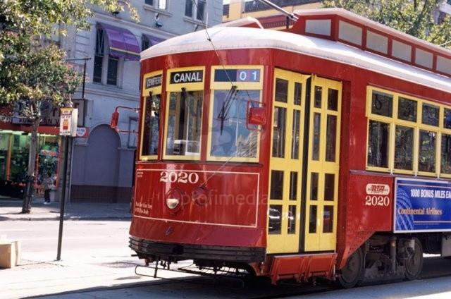 Nejdelší z neworleanských tramvajových linek, St. Charles Avenue Streetcar, je zároveň nejstarší souvisle provozovanou tramvajovou tratí na světě (podle American Society of Mechanical Engineers).
