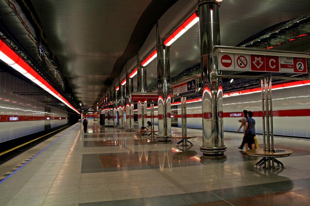 Stanice metra 5. část Letňany Letňany jsou největší stanicí pražského metra. Jméno bylo zvoleno podle polohy na území bývalé samostatné obce připojené ku Praze v roce 1968.